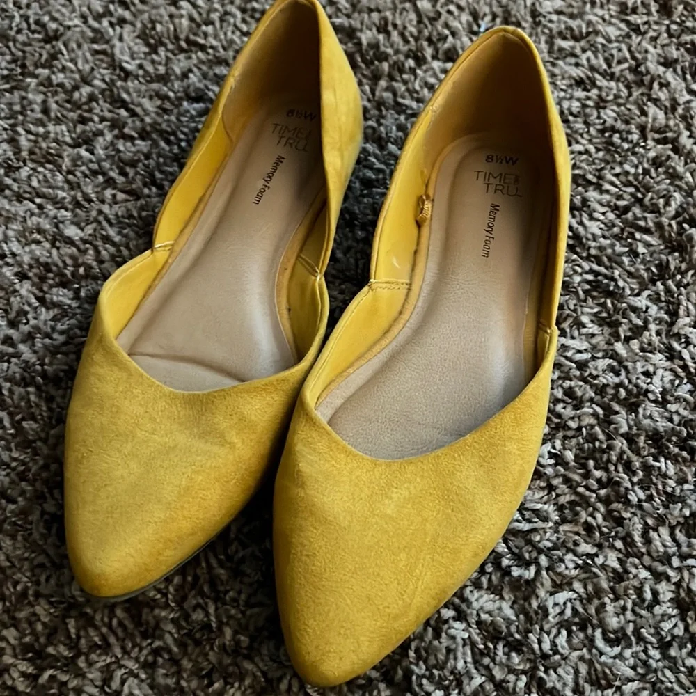 Yellow flats - Picture 1 of 1